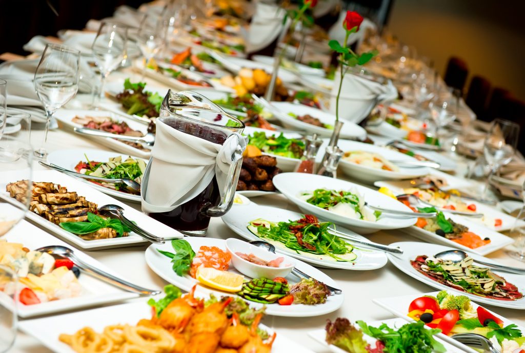 diner tafel met eten en drinken Catering Amsterdam Biologisch