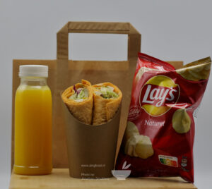 Lunch pakket met jus d'orange, wrap en chips