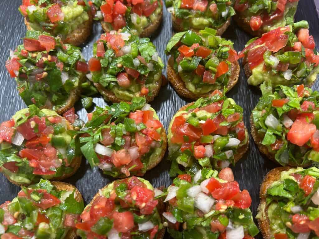 Crostini met guacamole en Pico de Gallo