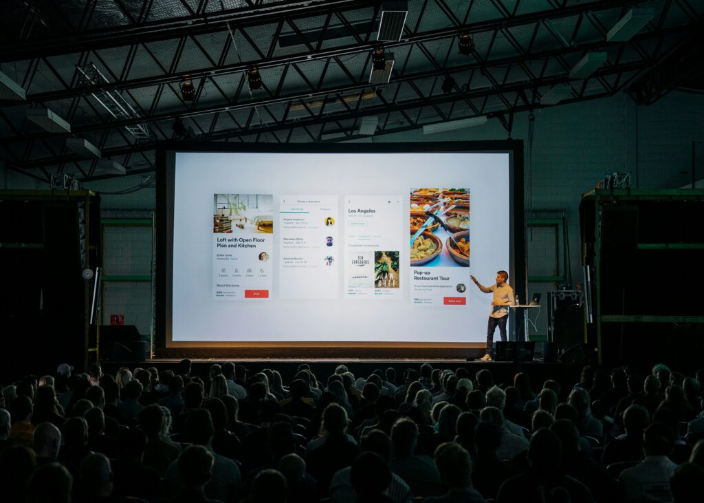 Zaal met deelnemers aan een tech evenement