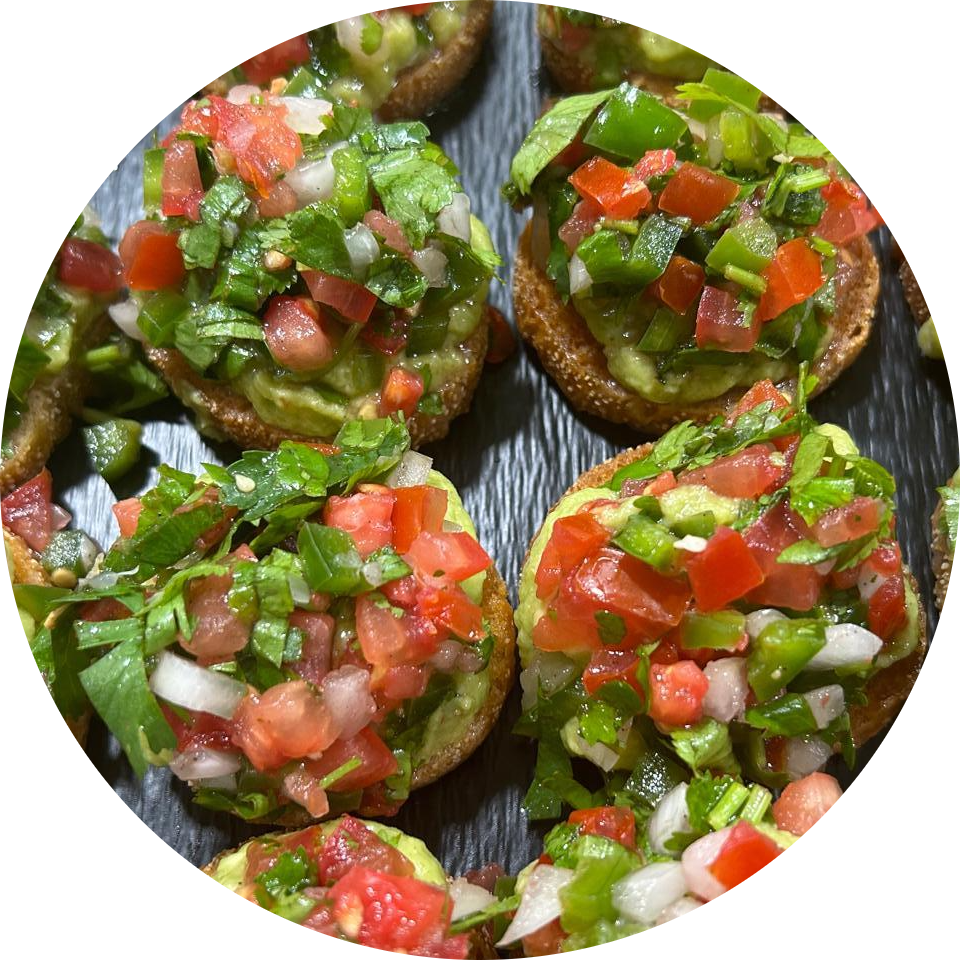 Crostini met guacamole en pico de gallo