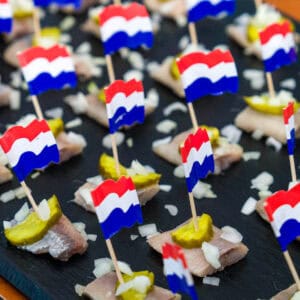 Hollandse Nieuwe Haring met een vlaggetjesspies als typisch Amsterdams hapje