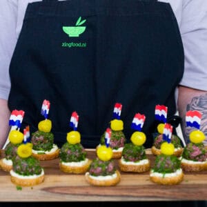 Kogel van Amsterdamse Ossenworst op crostini voor walking dinner catering